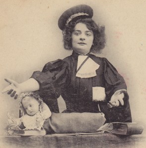 Femme Avocat cropped